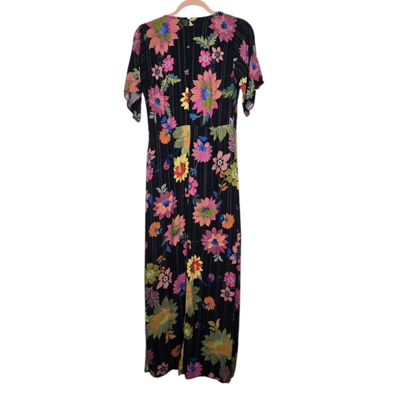 Urban Romantics black floral maxi dress featuring a V-neckline - Picture 2 of 6